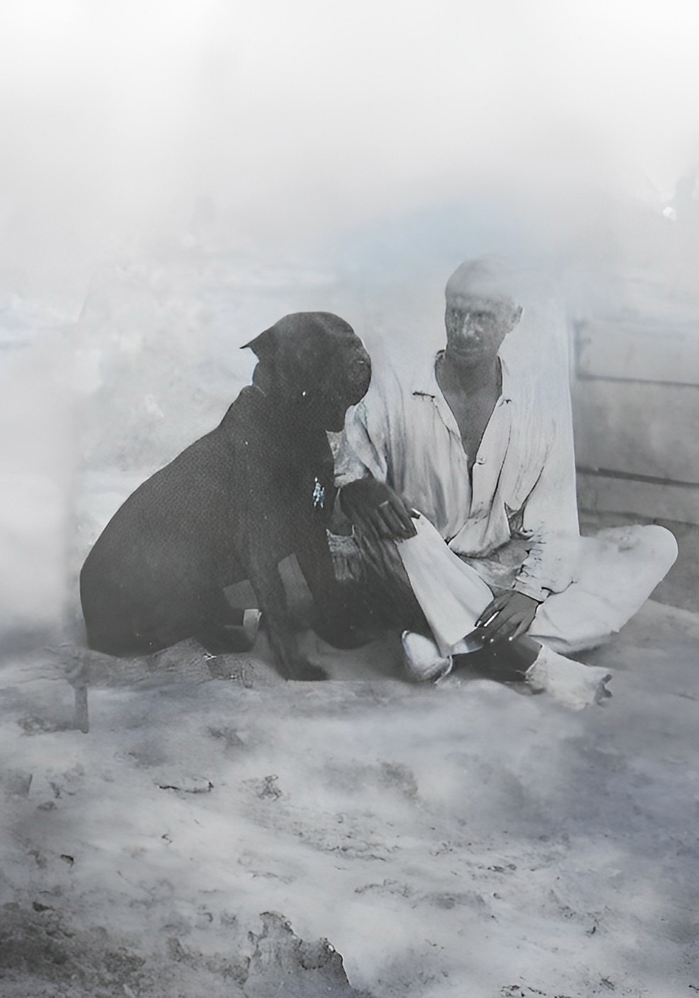 Perico, perro de presa canario, junto al aviador Hidalgo en Cabo Juby (hacia 1927)